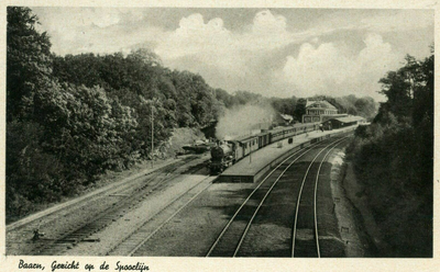 162623 Gezicht op het N.S.-station Baarn te Baarn, vanaf de voetgangersbrug, met een vertrekkende stoomtrein.
