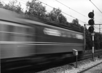 151047 Afbeelding van een voorbijsnellende buurlandtrein, getrokken door een electrische locomotief uit de serie 1100 ...