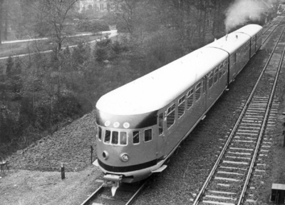 160975 Afbeelding van een diesel-electrisch treinstel DE 3 (serie 11-50) van de N.S. tijdens een proefrit te Driebergen.