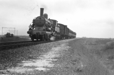 160562 Afbeelding van een stoomlocomotief uit de serie 1700/1800 van de N.S. met een reizigerstrein uit Mariënberg te ...