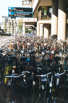 24197 Afbeelding van gestalde fietsen aan het Stationsplein te Utrecht vanuit het zuiden.