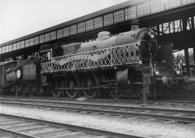 157424 Afbeelding van de stoomlocomotief nr. 3930 (serie 3900, nrs. 3901-3932) van de N.S. te Amersfoort met ...