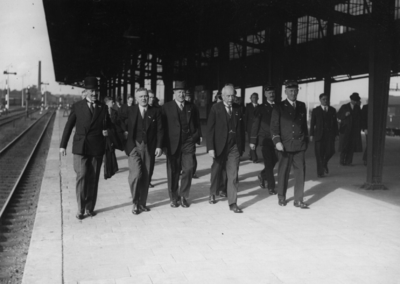 157425 Afbeelding van de rondgang van de directie van de N.S. op het N.S.-station Amersfoort te Amersfoort ter ...