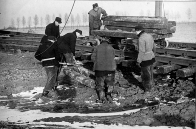 164646 Afbeelding van de herstelwerkzaamheden aan de spoorlijn tussen Lage Zwaluwe en Dordrecht, na de watersnoodramp ...
