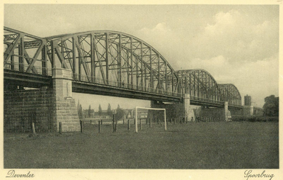 162697 Gezicht op de spoorbrug over de IJssel te Deventer.