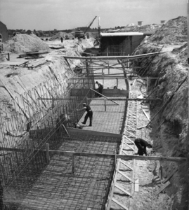 156397 Gezicht op de in aanbouw zijnde keermuur voor het hoogspoor te Eindhoven.