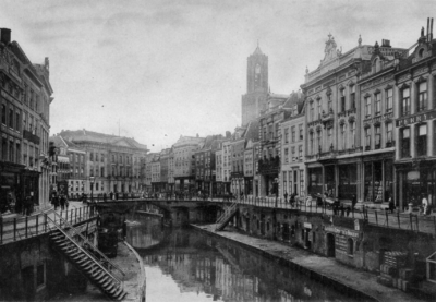 66870 Gezicht op de Oudegracht te Utrecht met werfkelders en bebouwing aan weerszijden van de gracht. Op de achtergrond ...