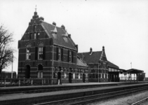 153144 Gezicht op de perronzijde van het N.S.-station Kesteren te Kesteren.