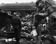 157472 Afbeelding van een reddingswerker bij het bij de treinramp te Harmelen verongelukte rijtuig A 6544 (plan E) van ...
