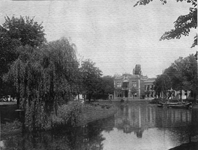 63281 Gezicht over de stadsbuitengracht op de Maliesingel te Utrecht; links de oosthoek van Lepelenburg.