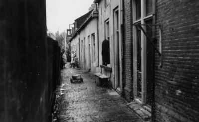 26261 Gezicht in een slop aan de Dannegracht te Breukelen.