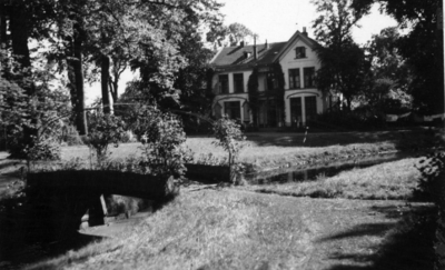 26284 Gezicht op het huis Middenhoek aan de Rijksstraatweg te Loenen aan de Vecht.