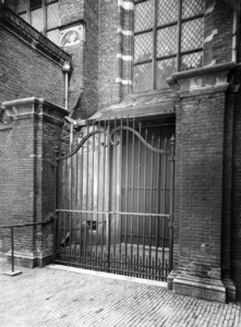 81821 Gezicht op het aan de Steenweg gelegen noordportaal van de Buurkerk (Buurkerkhof) te Utrecht, uit het noordwesten.