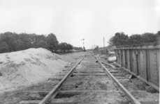 158409 Gezicht op de spoorbaan bij de tijdens de oorlog vernielde spoorbrug over het Overijsselsch Kanaal te Raalte.