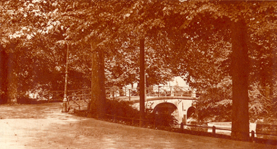 83826 Gezicht op de Maliebrug over de Stadsbuitengracht te Utrecht, uit het zuidwesten.