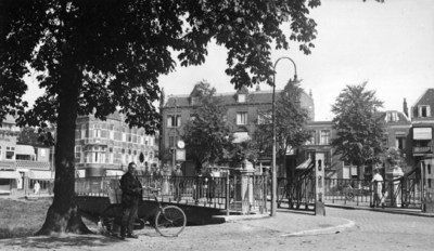 83441 Gezicht op de Noorderbrug over de Stadsbuitengracht te Utrecht, uit het zuidwesten; op de achtergrond de ...