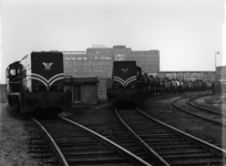 155408 Afbeelding van de diesel-electrische locomotieven nrs. 2261 en 2286 (serie 2200/2300) tijdens ...