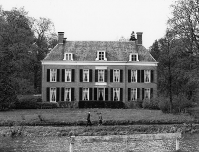 92232 Gezicht op de voorgevel van het landhuis Oud-Amelisweerd (Koningslaan 9) te Bunnik.