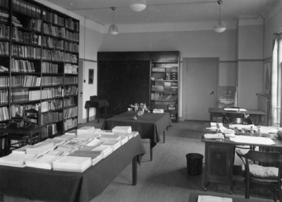 80370 Interieur van het Stadhuis (Stadhuisbrug 1) te Utrecht: nieuw ingerichte werkkamer.