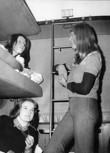 152191 Afbeelding van reizigers in de couchette van een ligrijtuig.