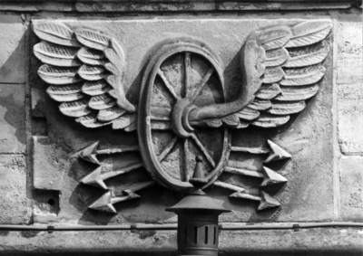 153974 Afbeelding van een stenen reliëf aan de voorkant van het N.S.-station Valkenburg te Valkenburg voorstellende een ...