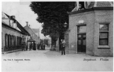 88249 Gezicht in de Dorpsstraat te Vleuten vanuit het oosten; rechts het hoekpand van Café Het Oude Raadhuis. N.B. De ...