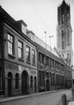 76058 Gezicht op het pand Korte Nieuwstraat 5 (N.V. Utrechtsch Provinciaal en Stedelijk Dagblad) te Utrecht. Rechts op ...