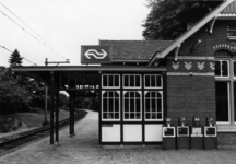 153275 Gezicht op de perronluifel van het N.S.-station Soestdijk te Soest.
