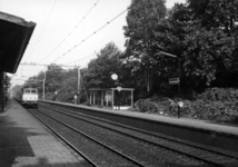 153296 Gezicht op de perrons van het N.S.-station Oosterbeek te Oosterbeek. Links nadert een electrische locomotief uit ...