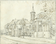 200664 Gezicht op enkele huizen en een theekoepl te Loenen met op de achtergrond de toren van de Nederlands Hervormde kerk.
