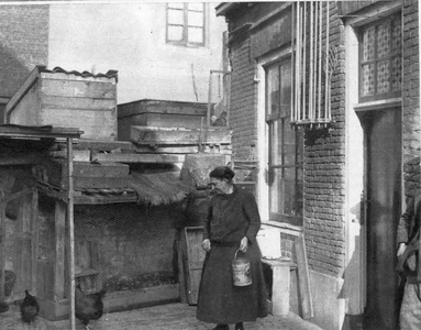 58631 Gezicht op een gedeelte van een huis in de Hooipoort in Wijk C te Utrecht, met centraal een kippenren, vóór de ...