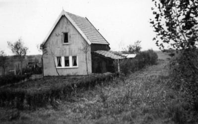 25512 Gezicht op een zomerhuisje (?) in het natuurgebied De Schraallanden bij Zegveld.