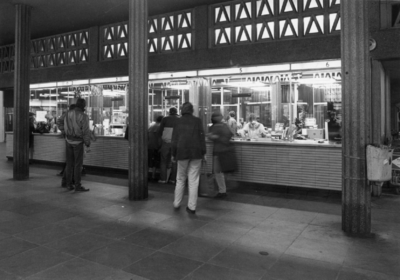 152517 Interieur van de hal met loketten in het N.S.-station Leiden te Leiden.