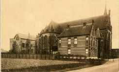 124064 Gezicht op de St.-Josephkerk met pastorie (Draaiweg 42 en 44) te Utrecht.