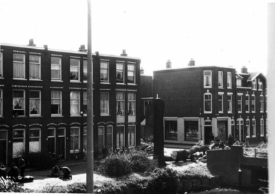 86566 Gezicht over het Zwarte Water op de Zaagmolenkade te Utrecht tijdens het kappen van een boom bij de Floris ...