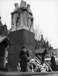 157548 Afbeelding van de wacht bij het herdenkingsmonument voor het 3e Hoofdadministratiegebouw (HGB III, Moreelsepark) ...