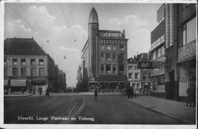 121989 Gezicht op de Viebrug en in de Lange Viestraat te Utrecht.