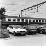 154537 Gezicht op een aantal geparkeerde auto's op de P+R-parkeerplaats bij het N.S.-station Driebergen-Zeist te ...