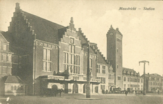 161842 Gezicht op het station Maastricht van de Staatsspoorwegen te Maastricht.
