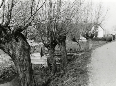 92091 Gezicht op de Kleiweg met wilgebomen te Abcoude; met op de achtergrond de rechtergevel van de boerderij Kleiweg 27.