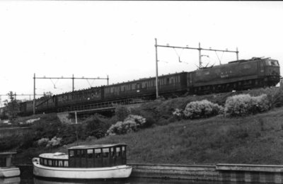 160929 Afbeelding van een trein getrokken door de electrische locomotief nr. 6000 van de L.N.E.R. (gehuurd door de ...