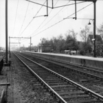 153207 Gezicht op het perron met wachthuisje van het N.S.-station Rheden te Rheden.