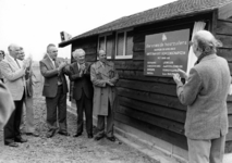 90494 Afbeelding van de onthulling van het herinneringsbord ter gelegenheid van de (her-)opening van de dierenweide aan ...