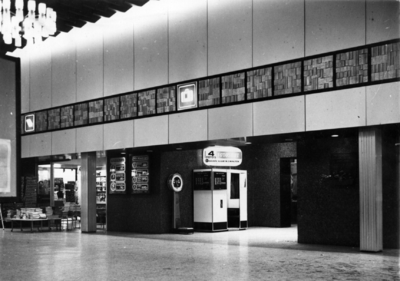 155111 Interieur van het N.S.-station Groningen te Groningen: hal.