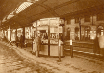 76380 Gezicht op het perron van het Centraal Station aan het Stationsplein te Utrecht, met kiosk.