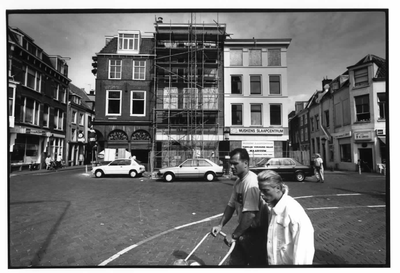 57008 Gezicht op de voorgevels van de huizen Ganzenmarkt 22-26 te Utrecht; links de hoek van de Schoutenstraat en ...