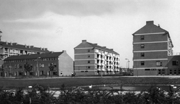 65576 Gezicht op de voorgevels van de panden Niftarlakeplantsoen 15-lager te Utrecht; rechts daarvan het flatgebouw met ...