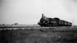161285 Afbeelding van de stoomlocomotief nr. 926 (serie 900) van de N.S. met een trein nabij Rolde.
