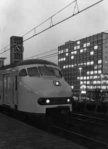 151907 Afbeelding van het electrische treinstel nr. 435 (mat. 1964, plan V) van de N.S. op het N.S.-station Leiden te ...