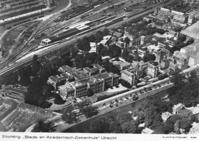 23889 Luchtfoto van het Stads- en Academisch Ziekenhuis (Catharijnesingel 101) te Utrecht.